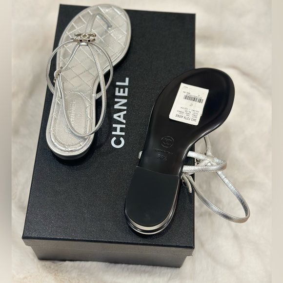 New authentic CHANEL jewel cage thong - Picture 2 of 4